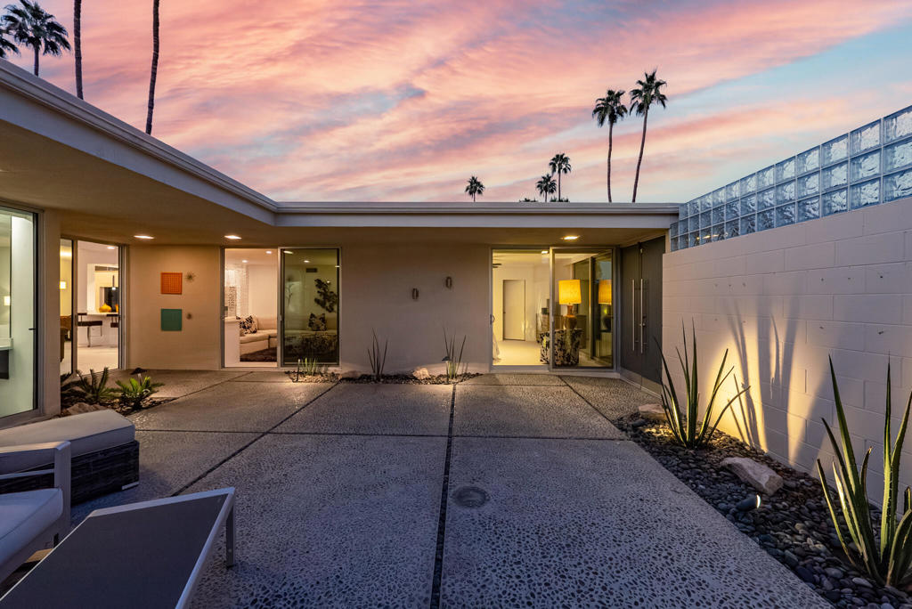 276 Desert Lakes Drive