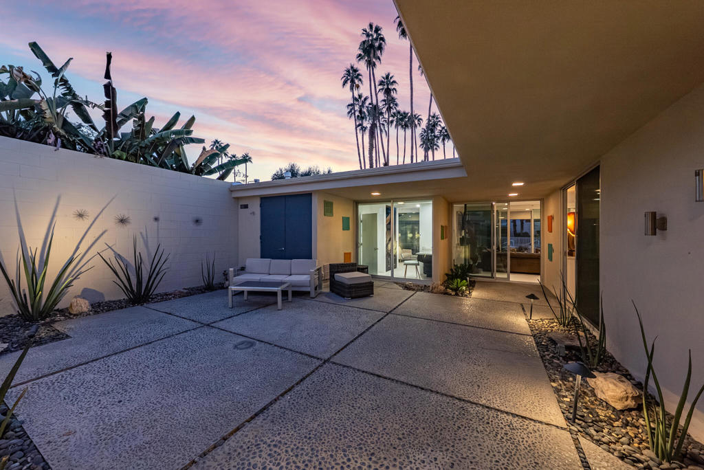 276 Desert Lakes Drive