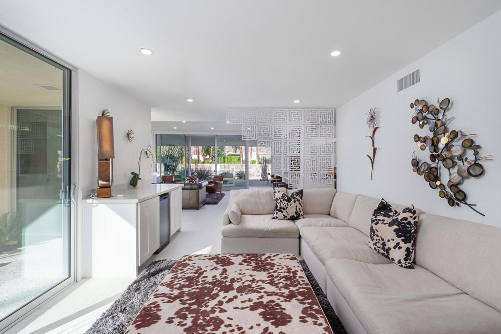 276 Desert Lakes Drive