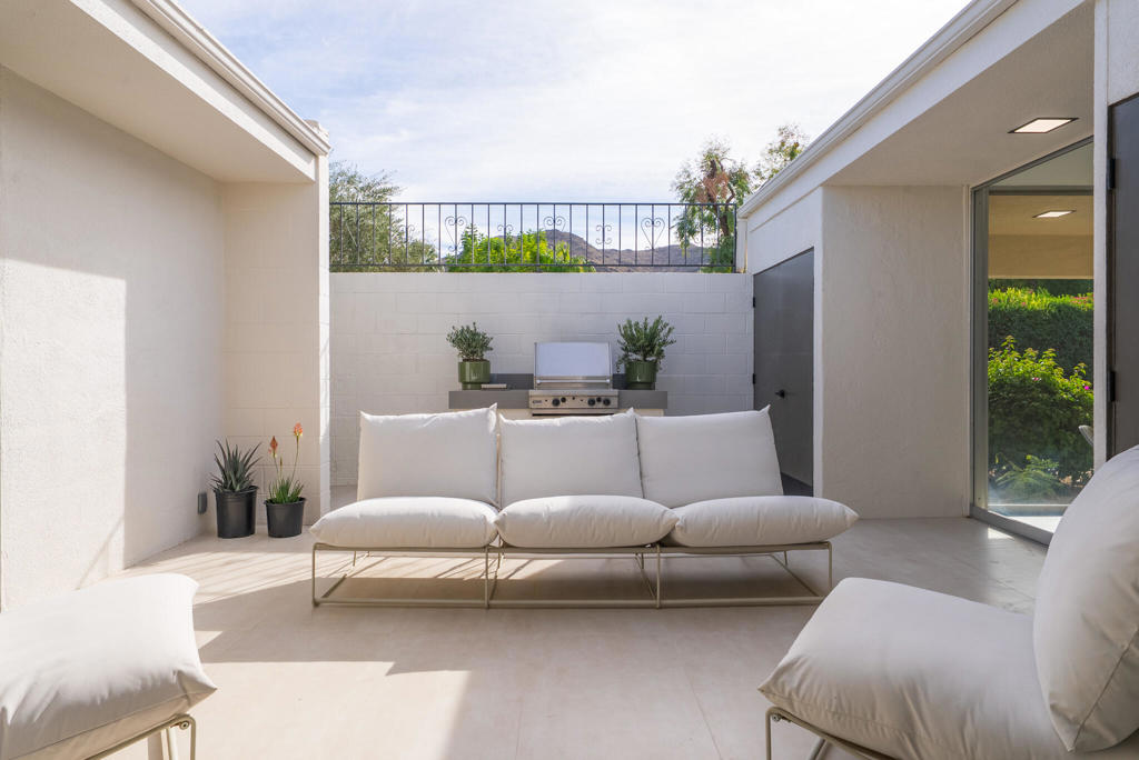 399 Desert Lakes Drive