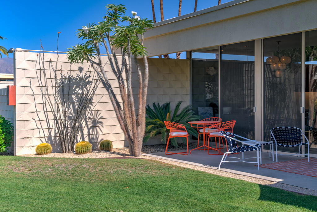 320 Desert Lakes Drive