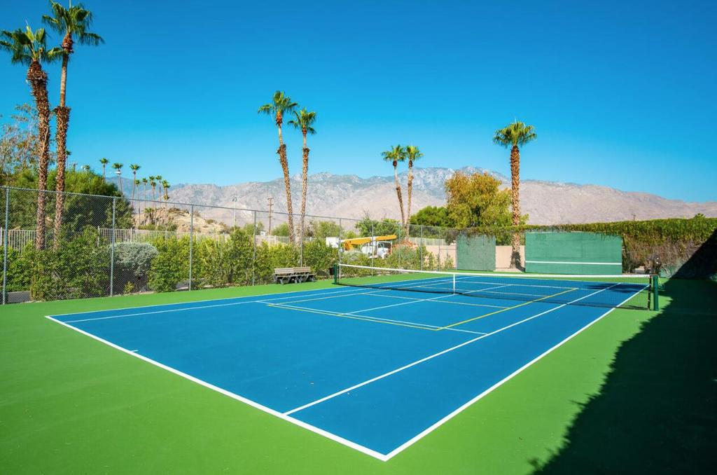 320 Desert Lakes Drive
