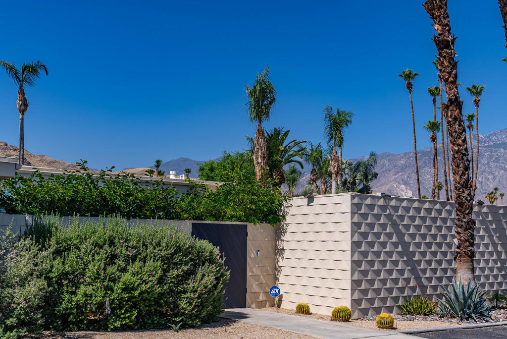320 Desert Lakes Drive