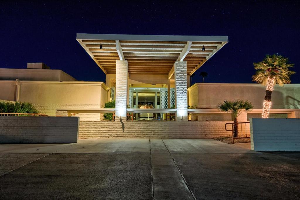320 Desert Lakes Drive