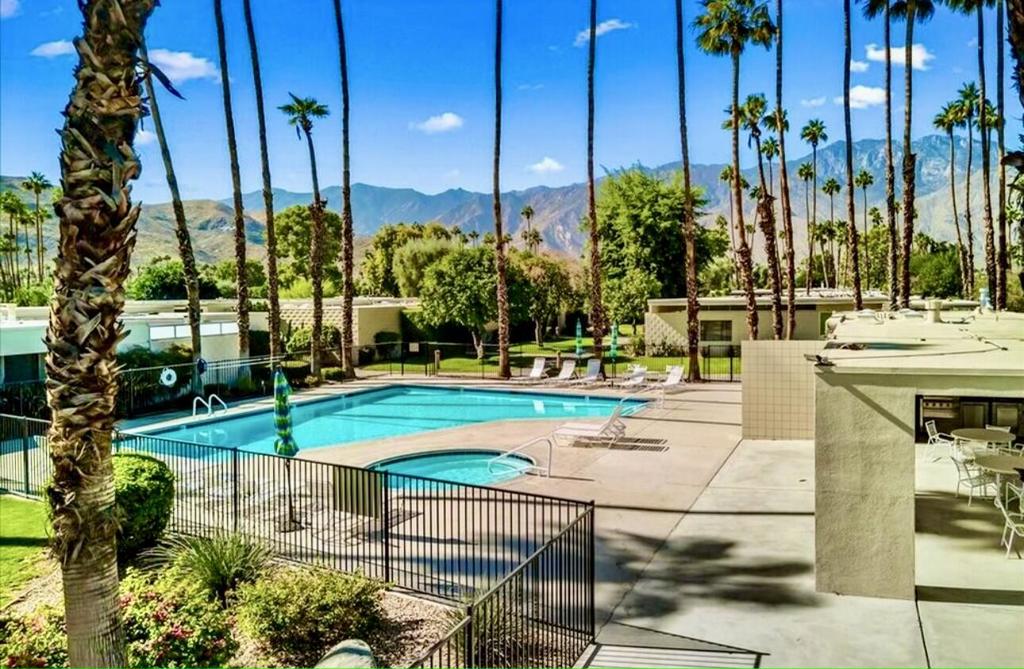 320 Desert Lakes Drive