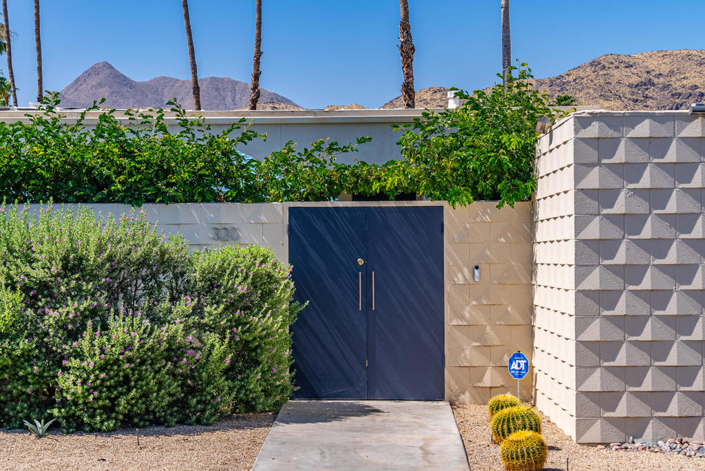 320 Desert Lakes Drive