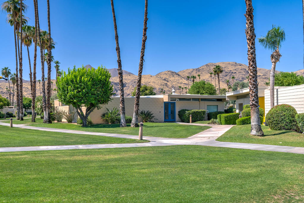 320 Desert Lakes Drive