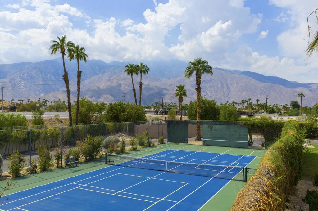 519 Desert Lakes Drive