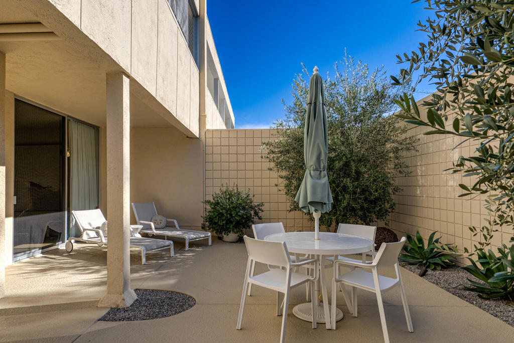 407 Desert Lakes Drive