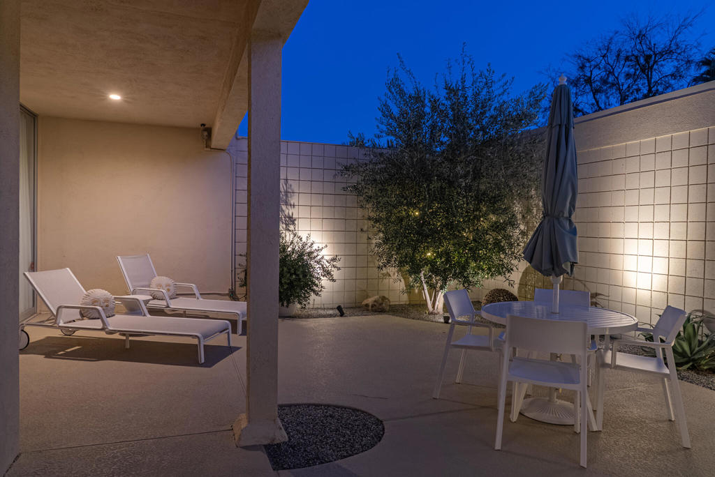 407 Desert Lakes Drive