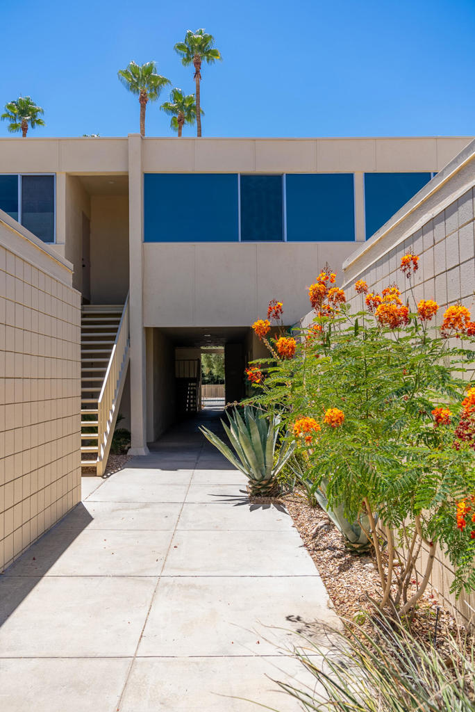 483 Desert Lakes Drive