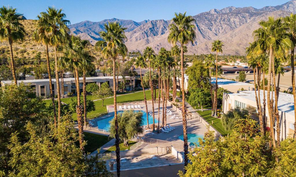 483 Desert Lakes Drive