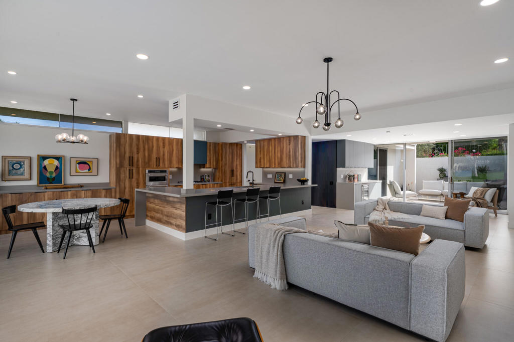 399 Desert Lakes Drive