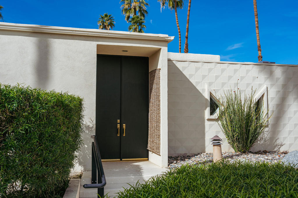 199 Desert Lakes Drive