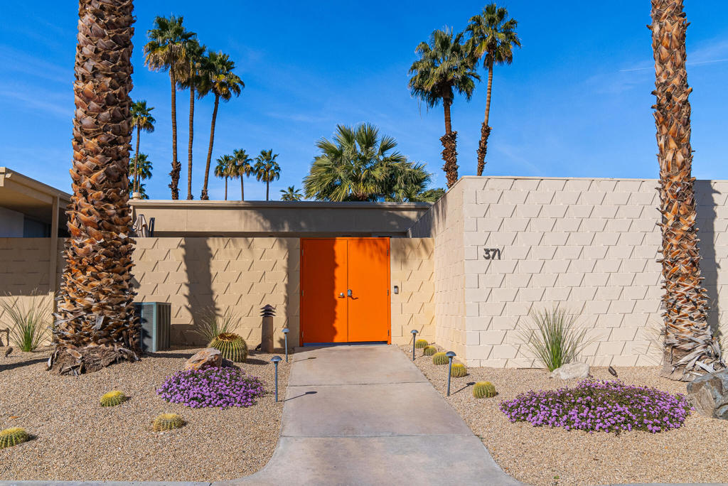 371 Desert Lakes Drive