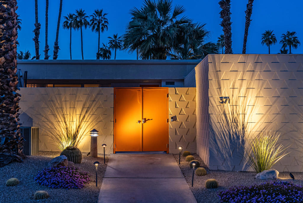 371 Desert Lakes Drive