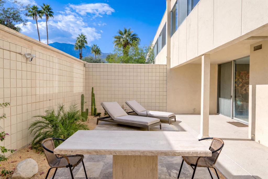 449 Desert Lakes Drive