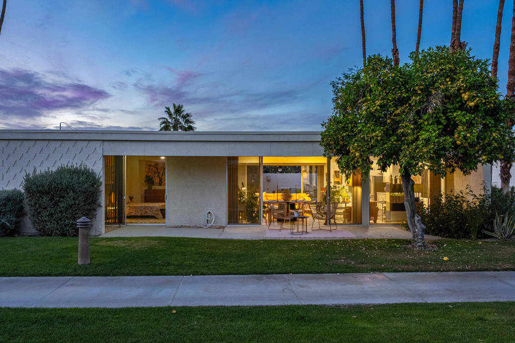 338 Desert Lakes Drive