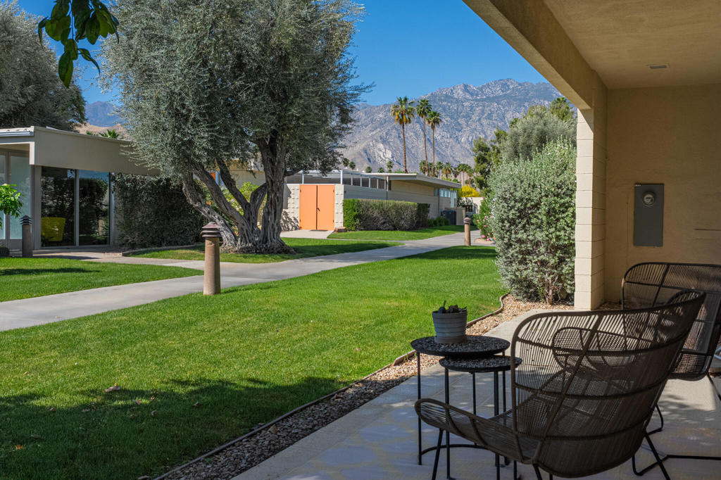 338 Desert Lakes Drive