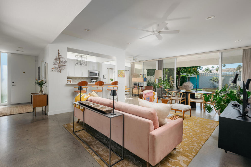 338 Desert Lakes Drive