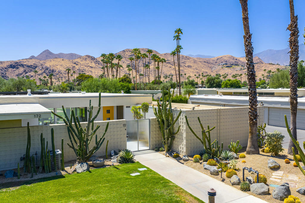 172 Desert Lakes Drive