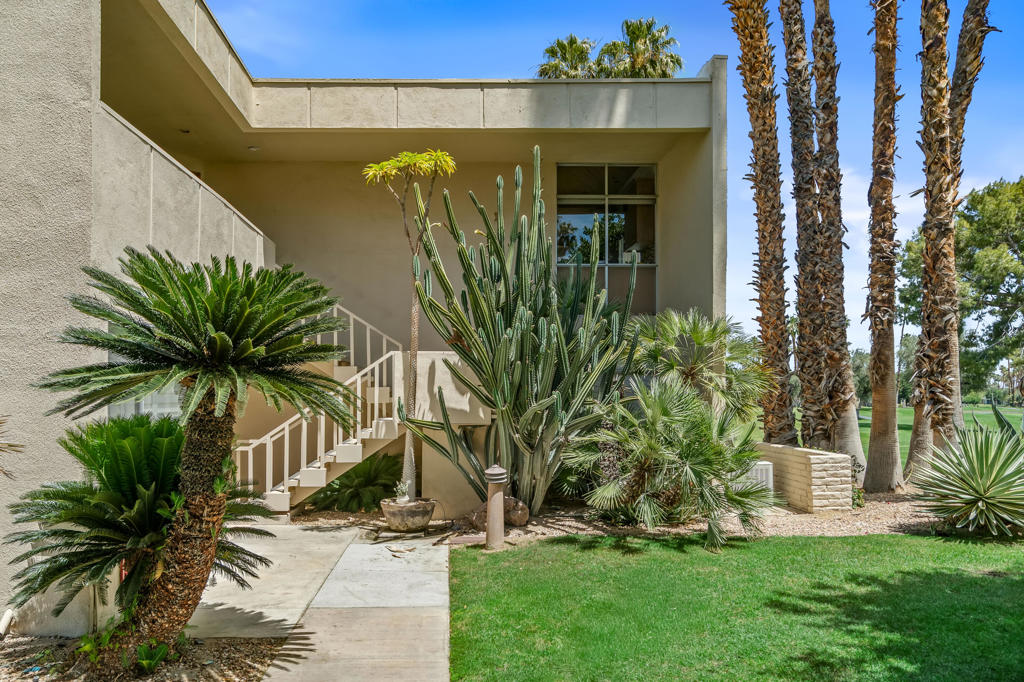 517 Desert Lakes Drive
