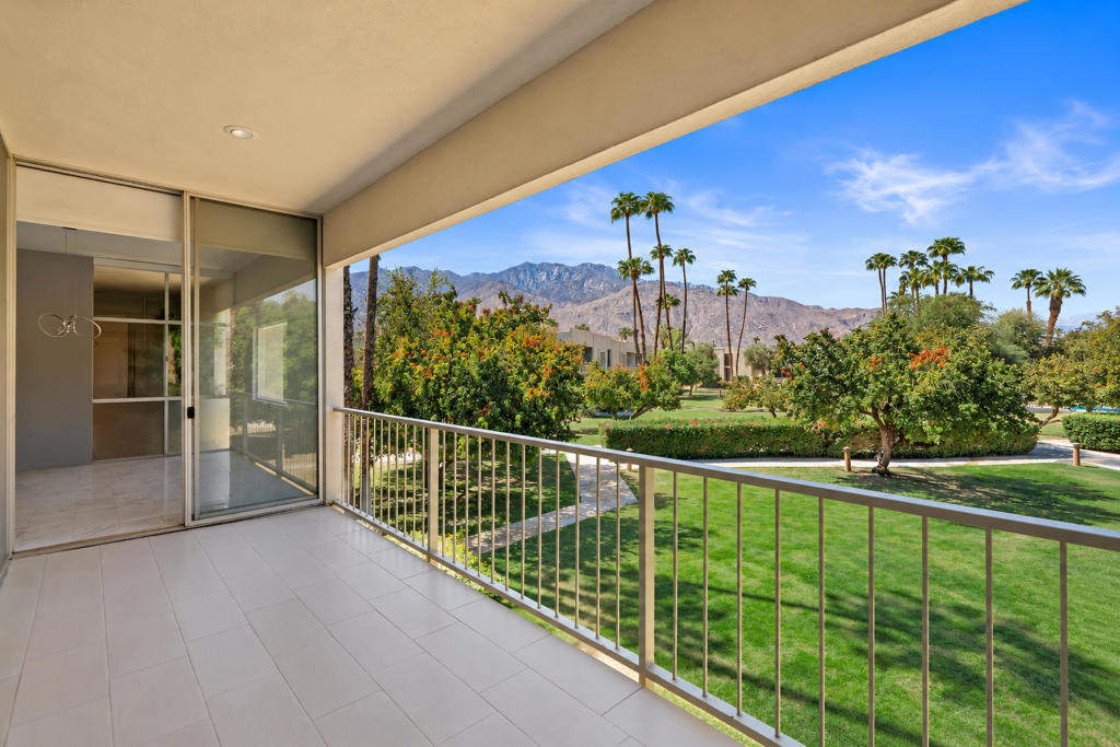439 Desert Lakes Drive Drive