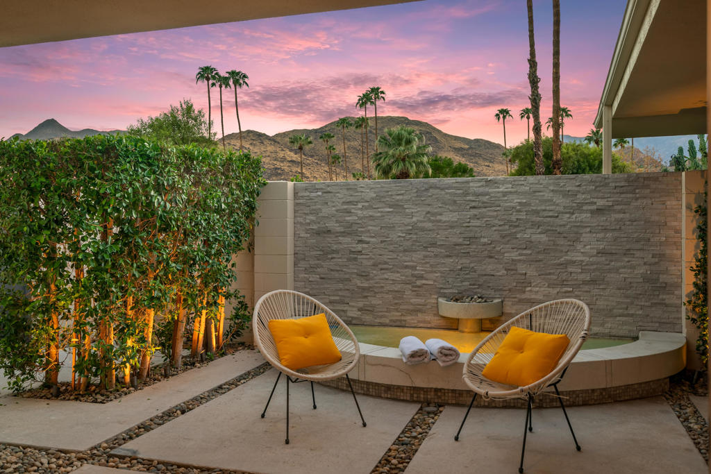 260 Desert Lakes Drive