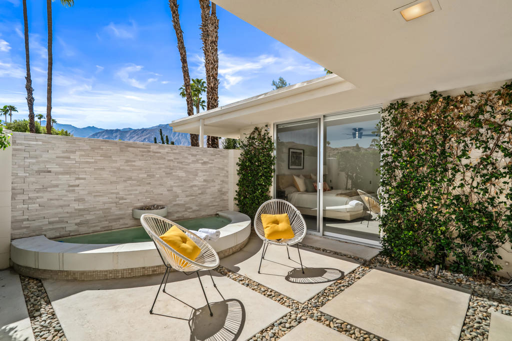 260 Desert Lakes Drive