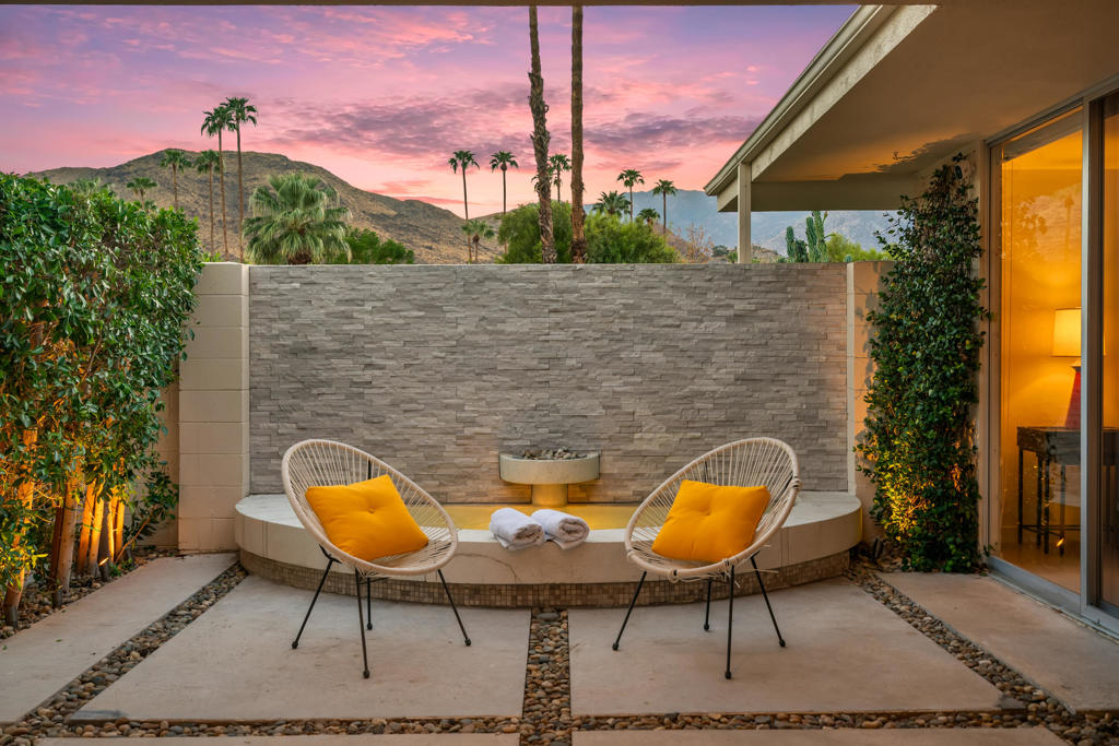 260 Desert Lakes Drive
