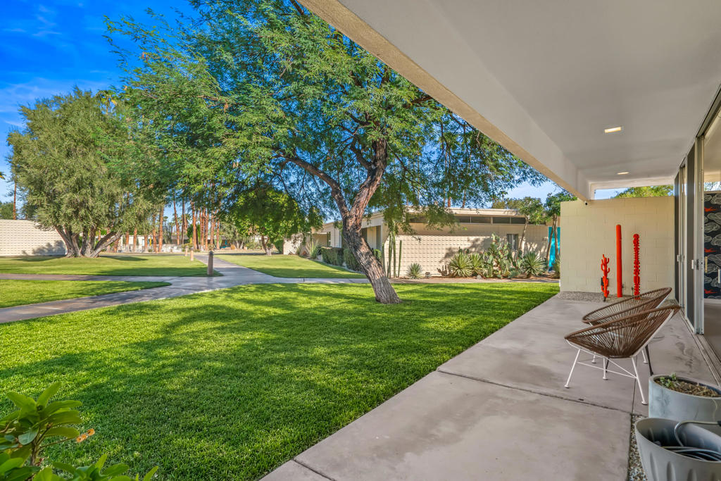 260 Desert Lakes Drive