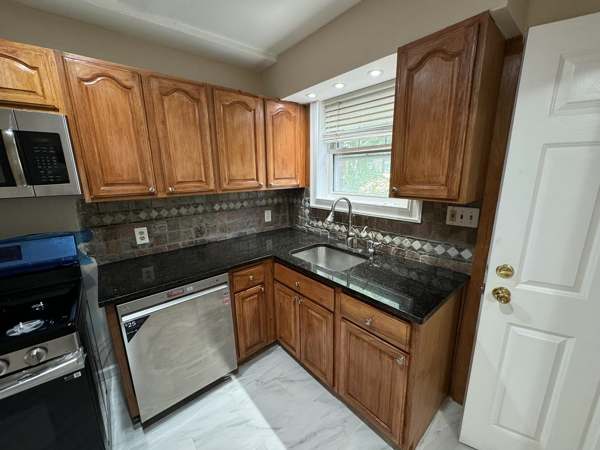 12 GIFFORD AVE