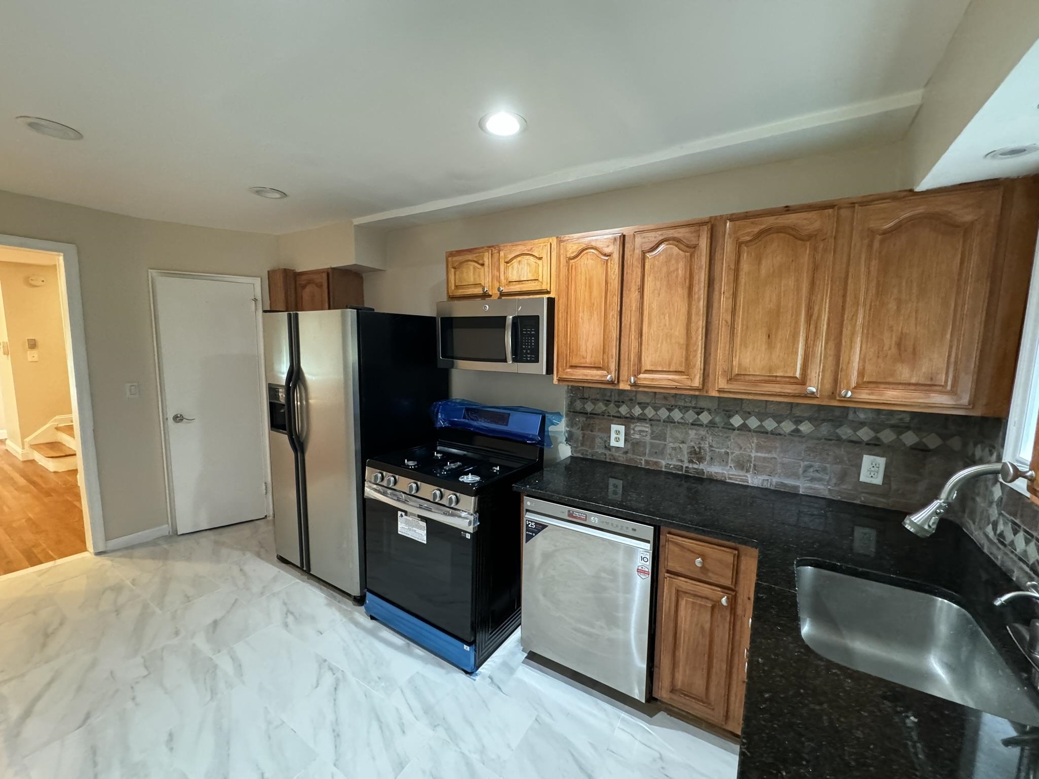 12 GIFFORD AVE