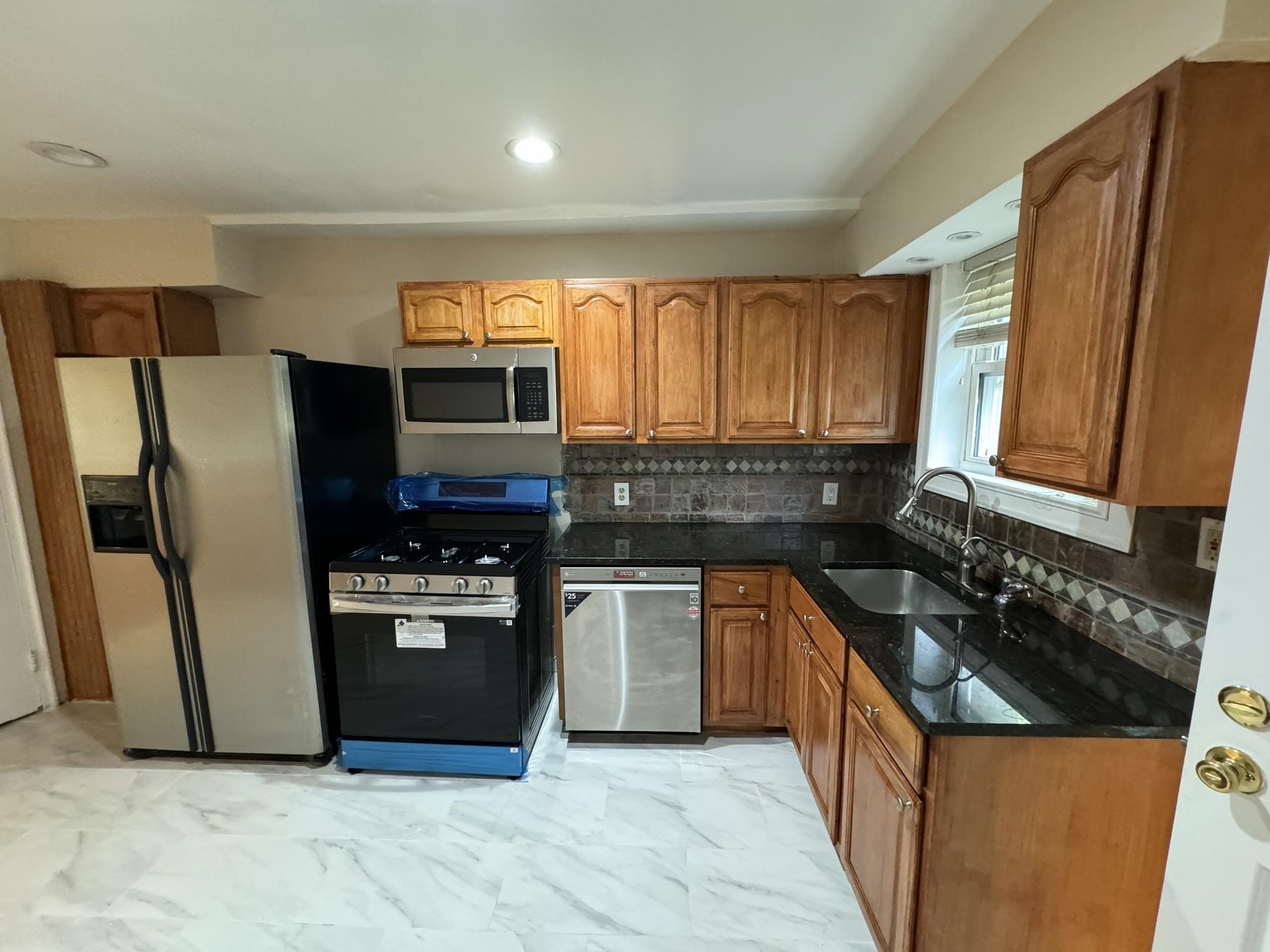 12 GIFFORD AVE