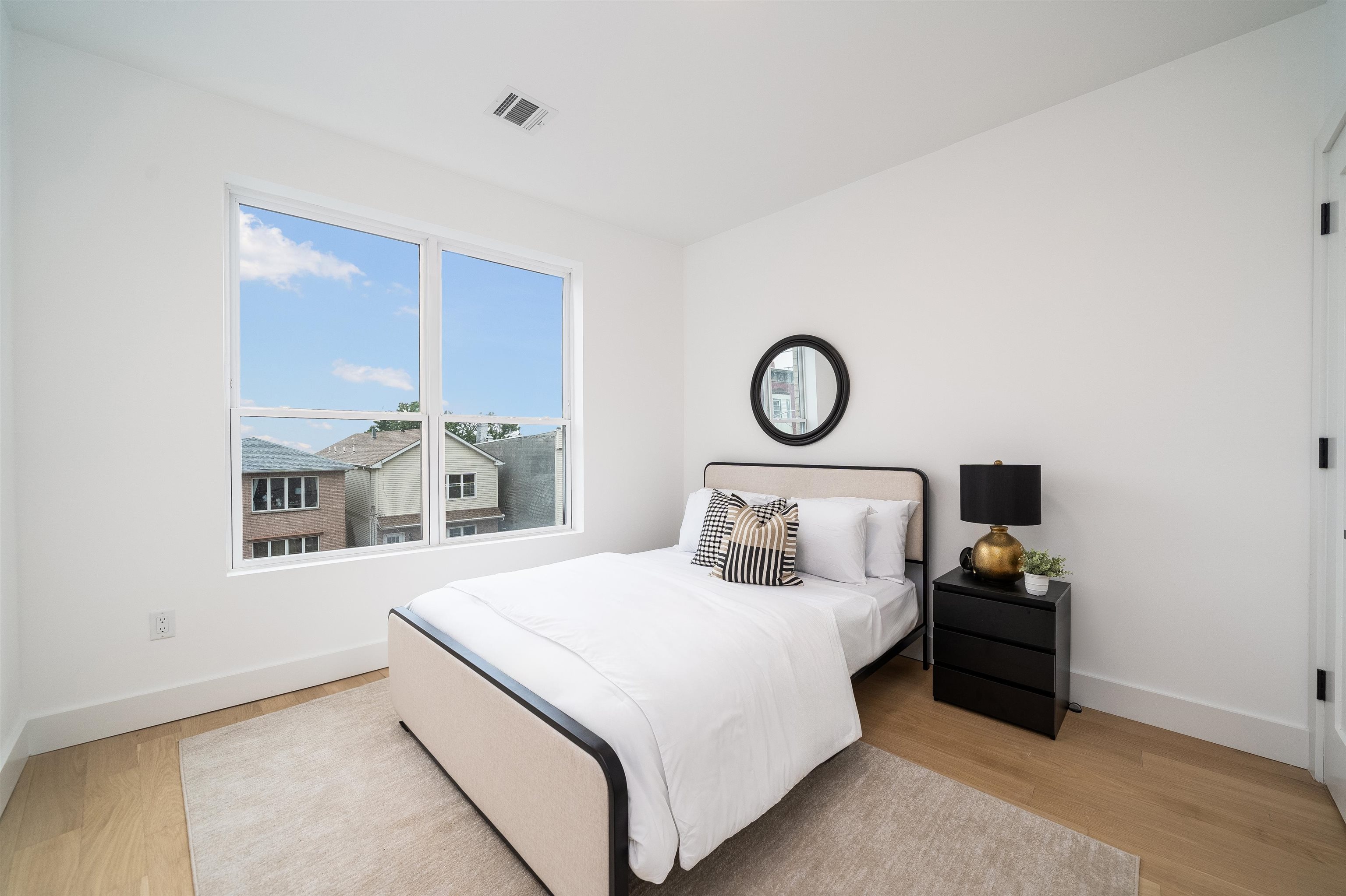 649 38TH ST Unit: 208