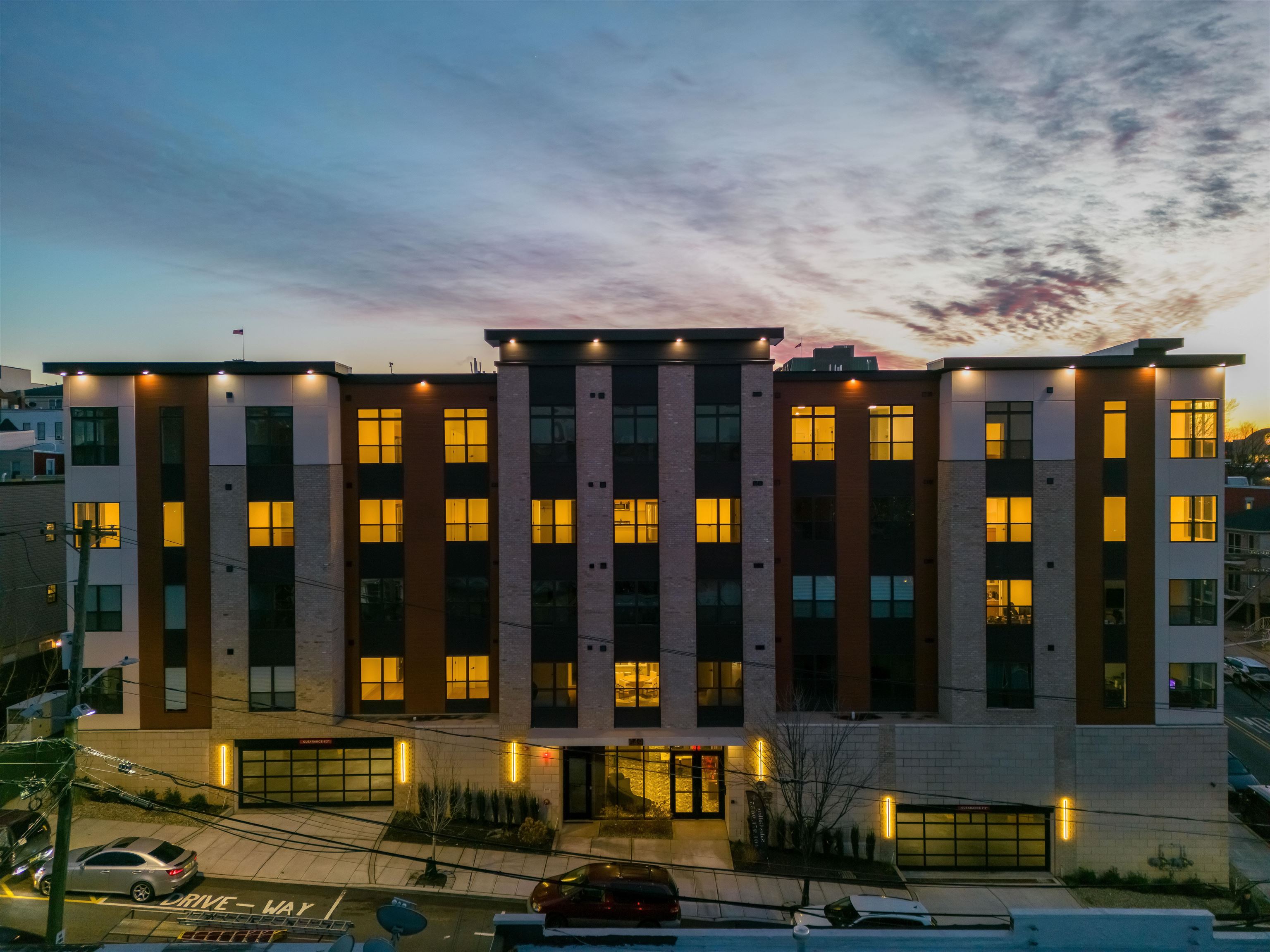 649 38TH ST Unit: 208