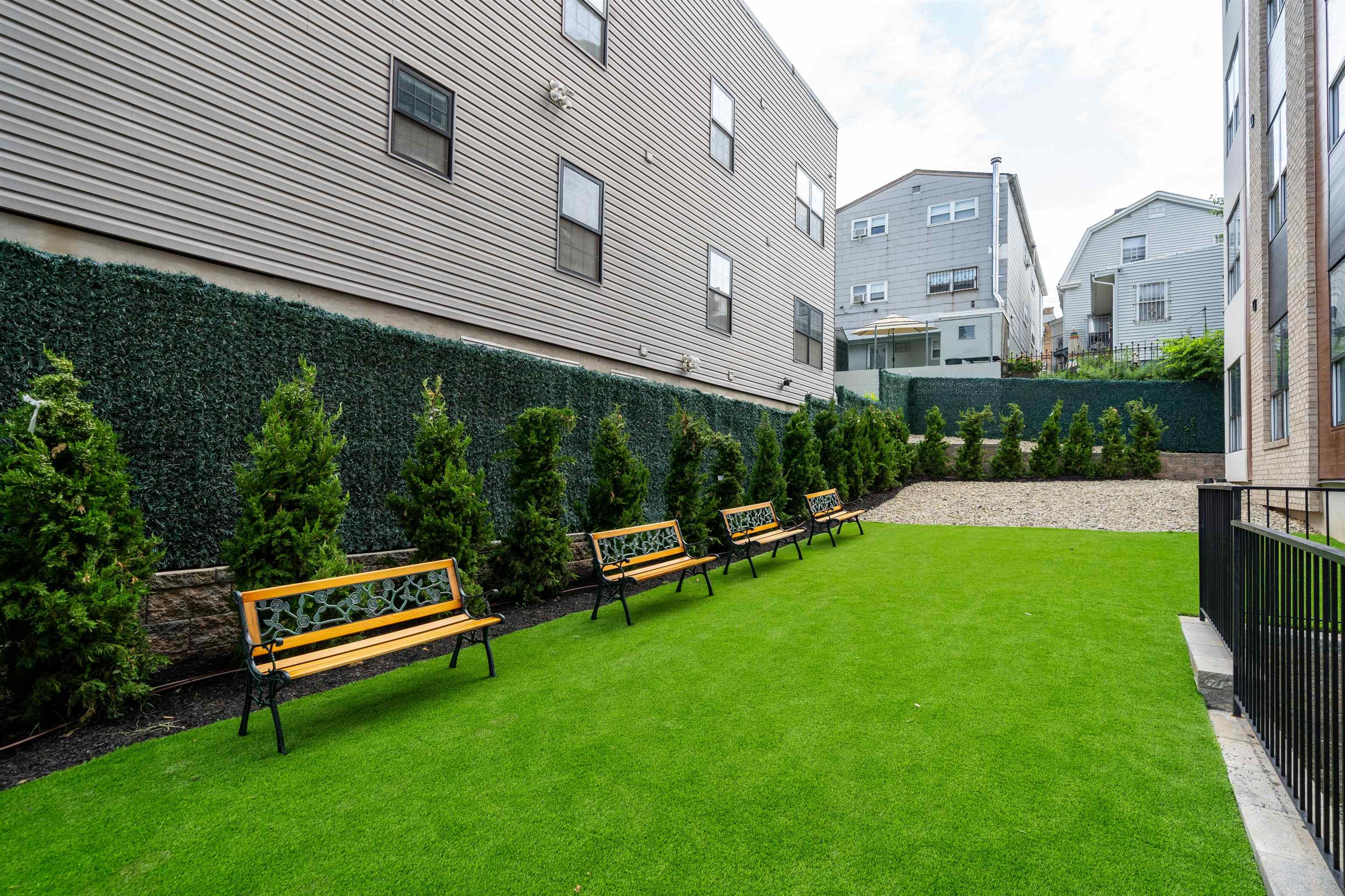 649 38TH ST Unit: 208