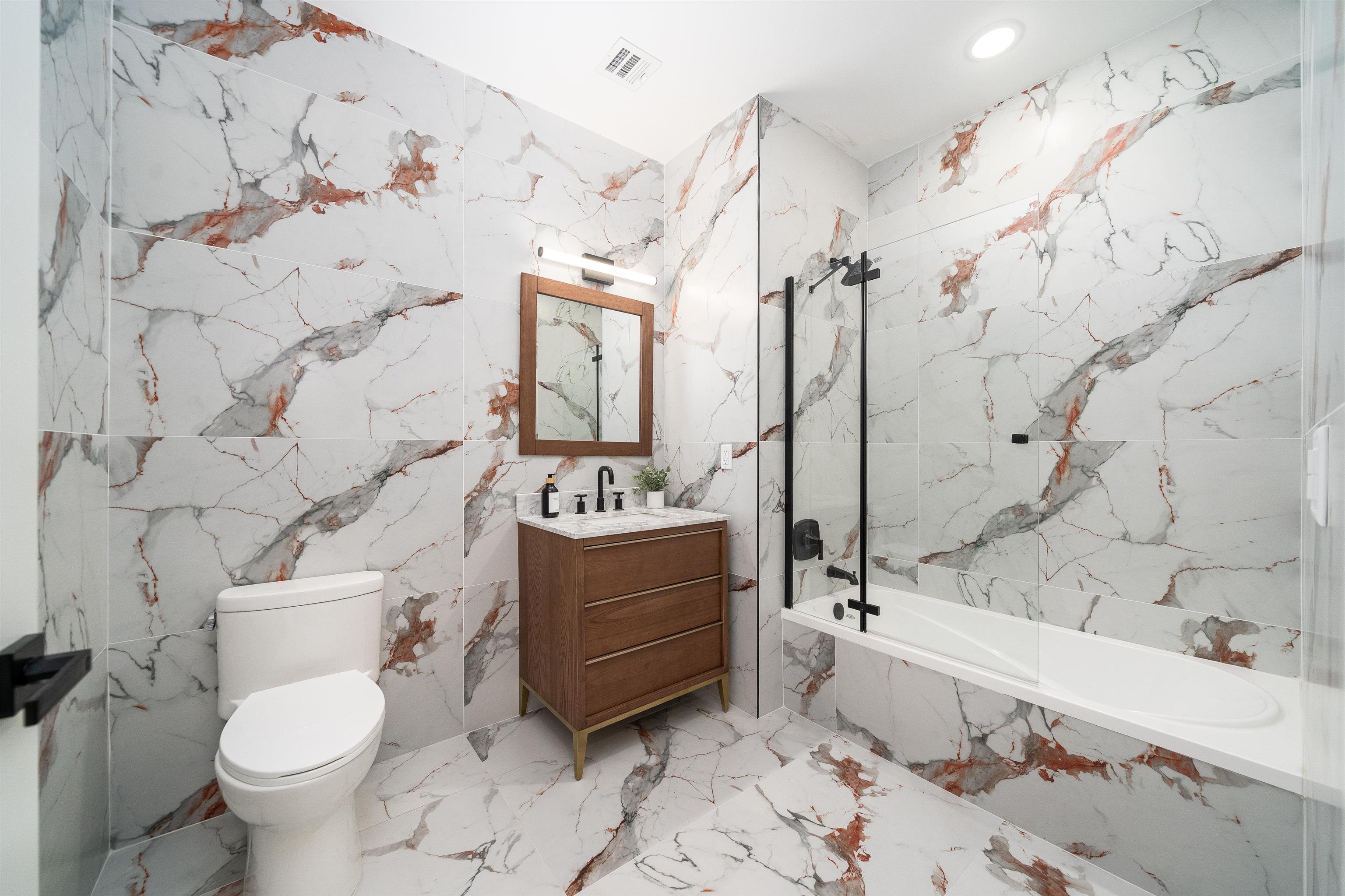 649 38TH ST Unit: 208