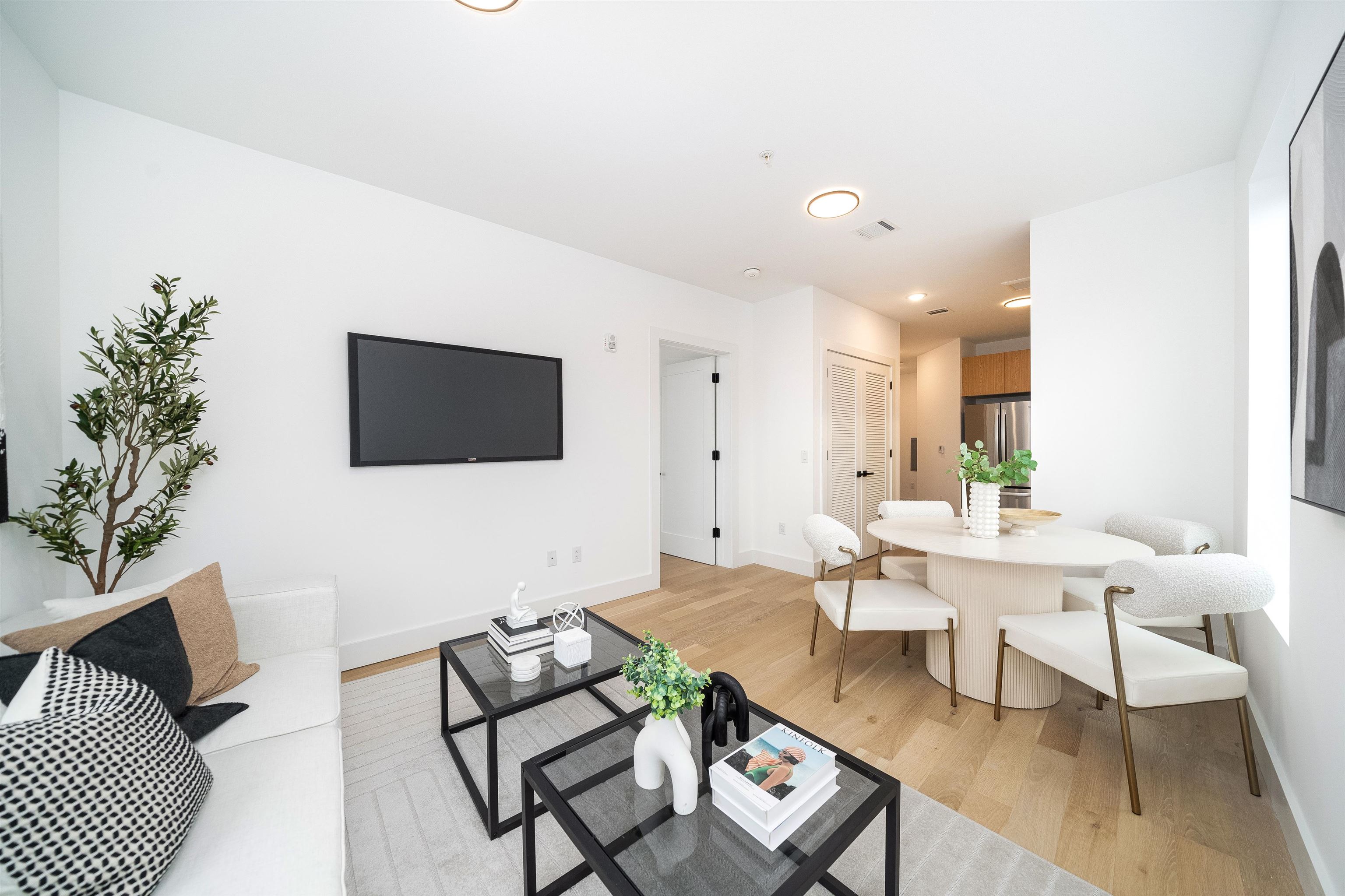 649 38TH ST Unit: 208