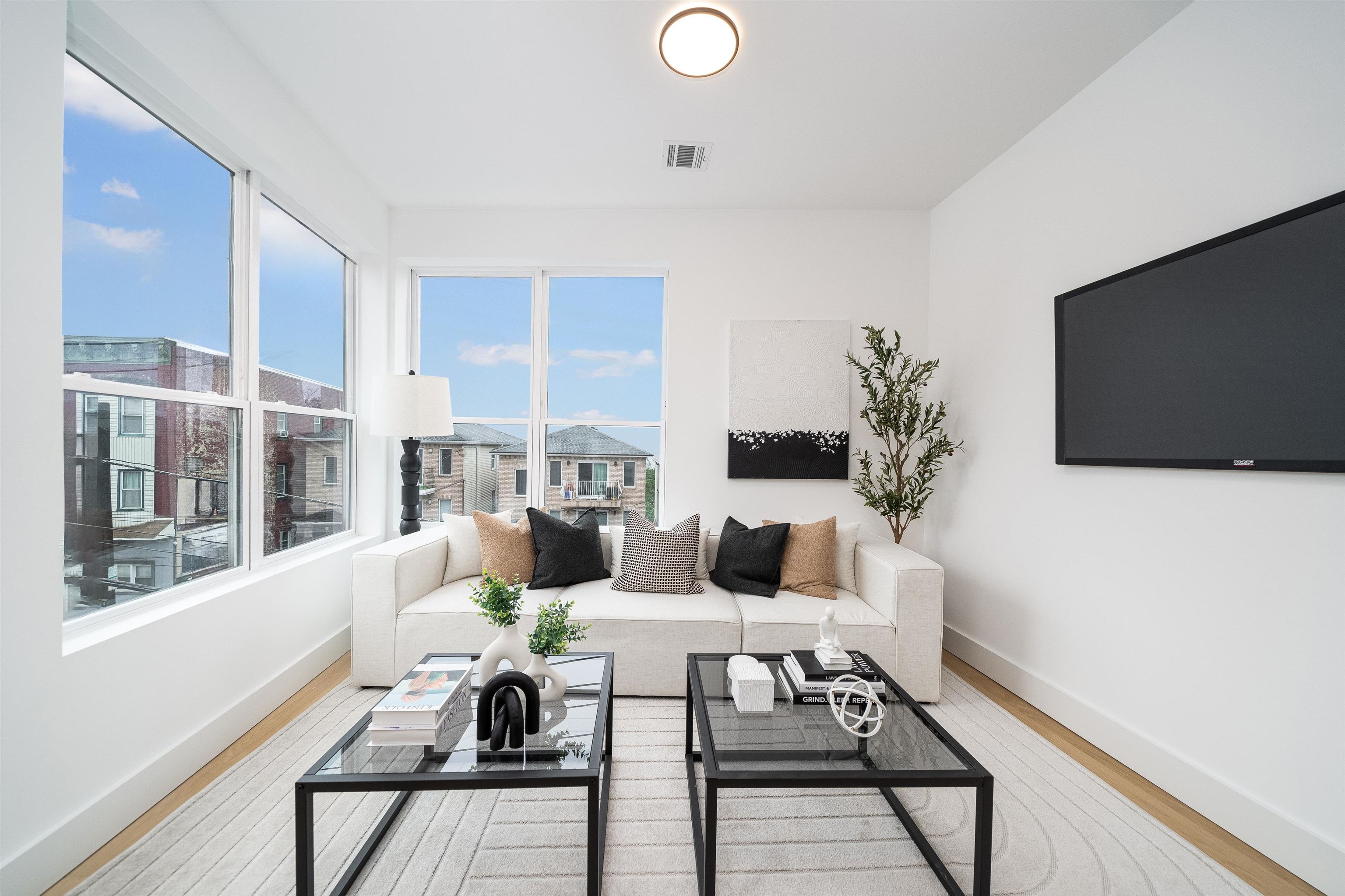 649 38TH ST Unit: 208