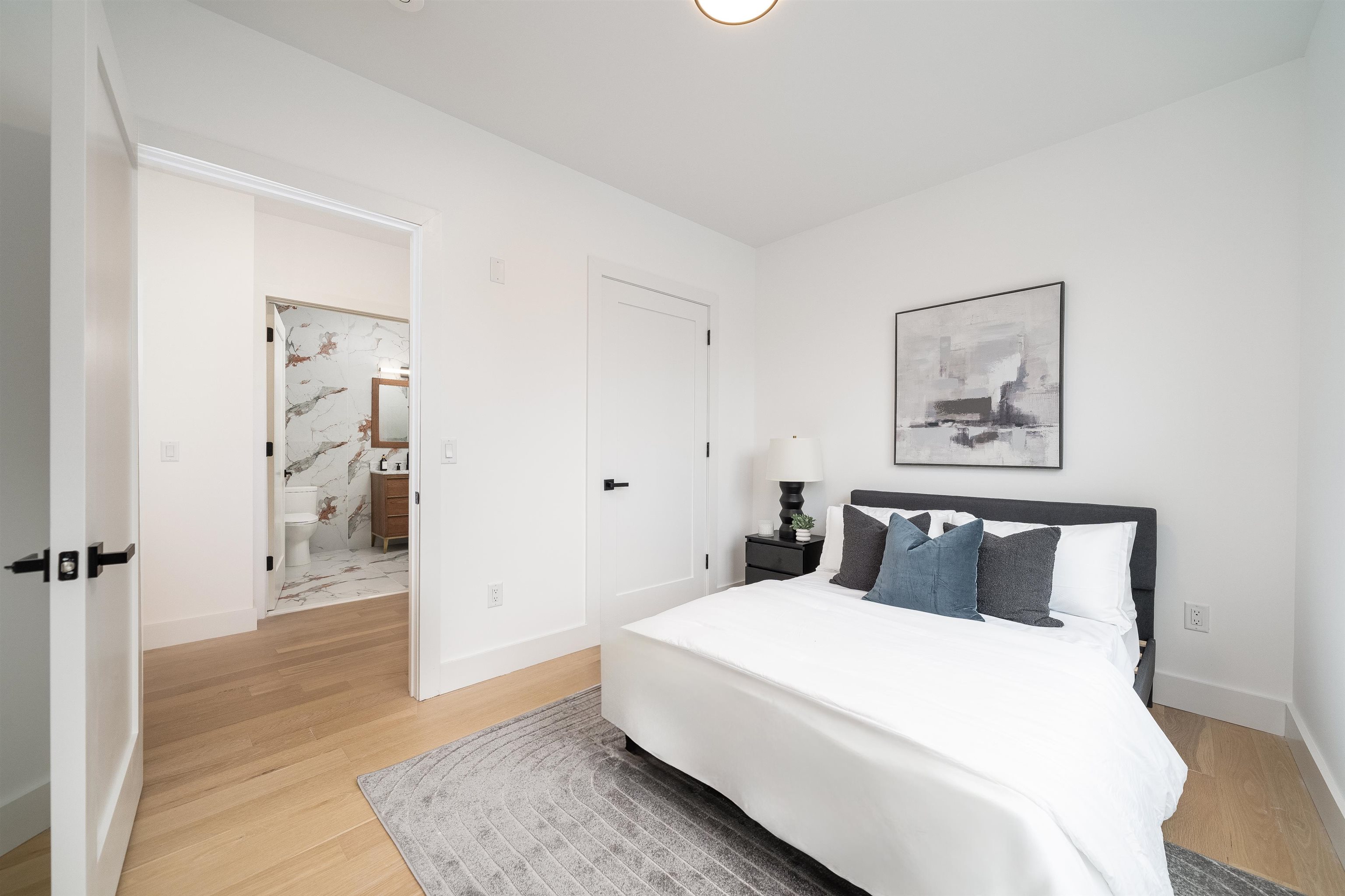 649 38TH ST Unit: 208
