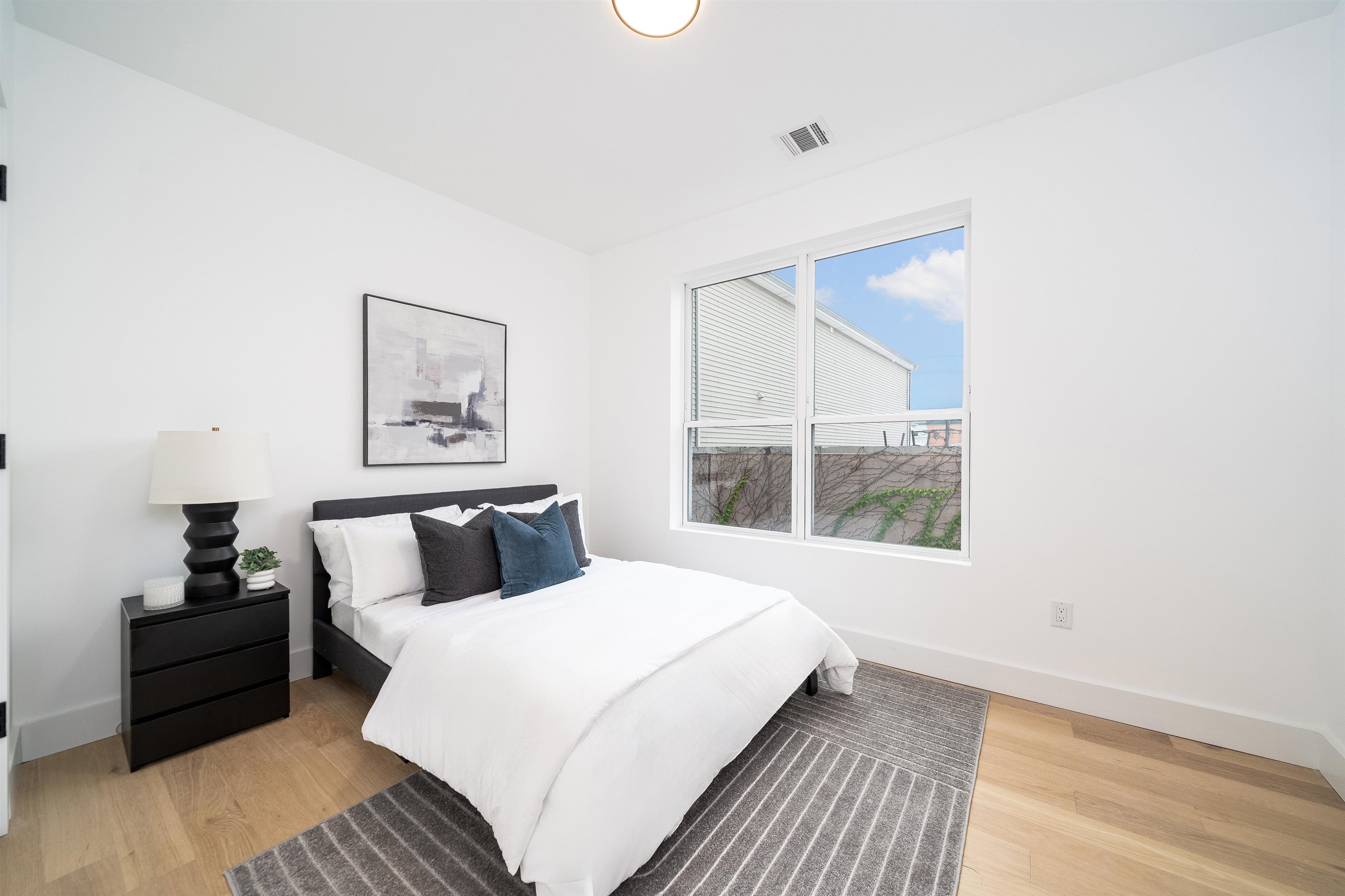 649 38TH ST Unit: 208