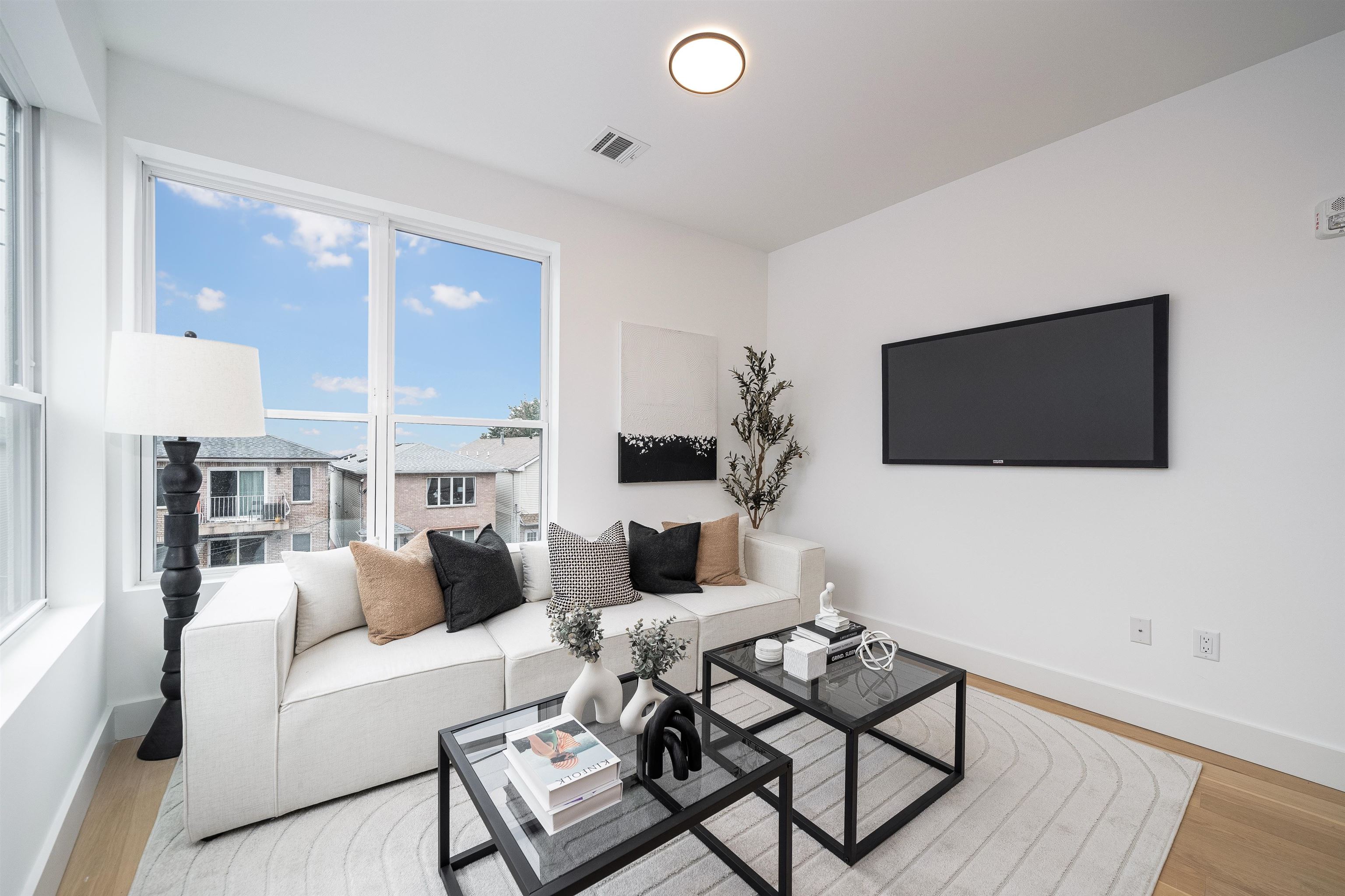 649 38TH ST Unit: 208