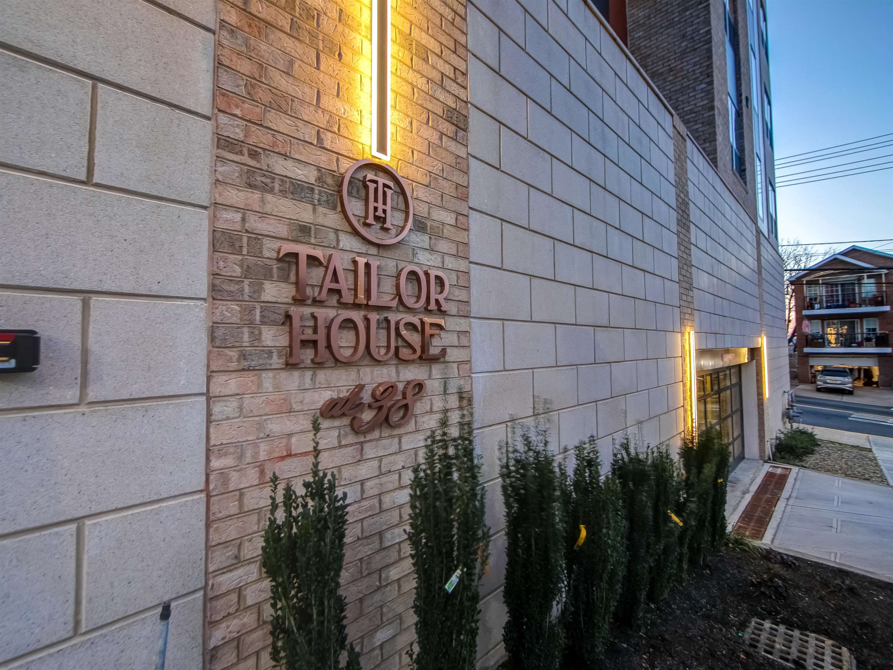 649 38TH ST Unit: 208