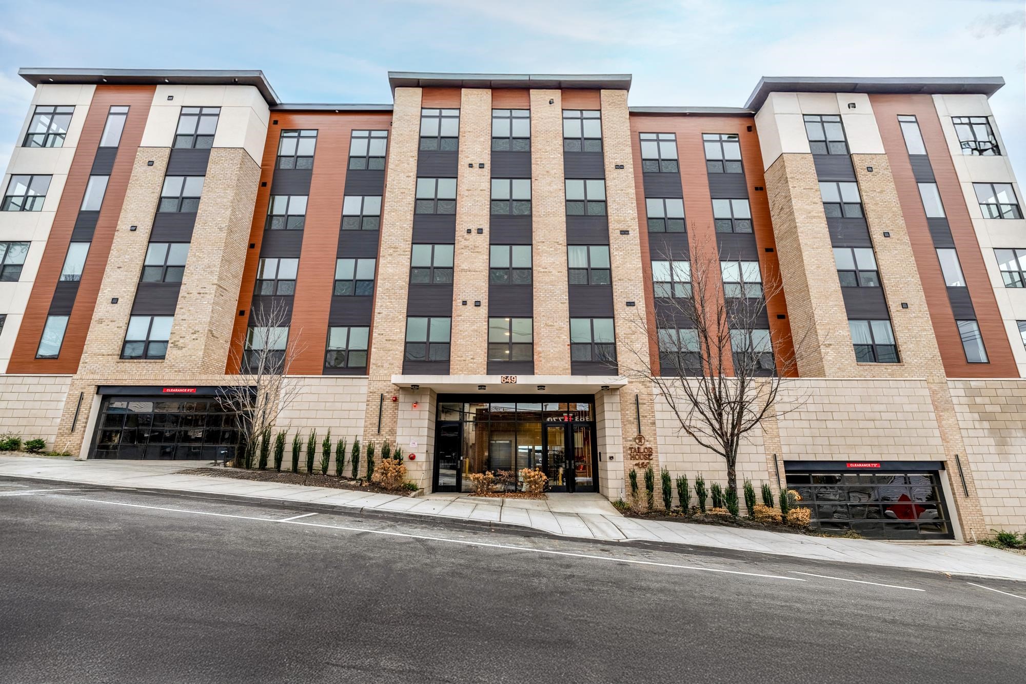 649 38TH ST Unit: 208
