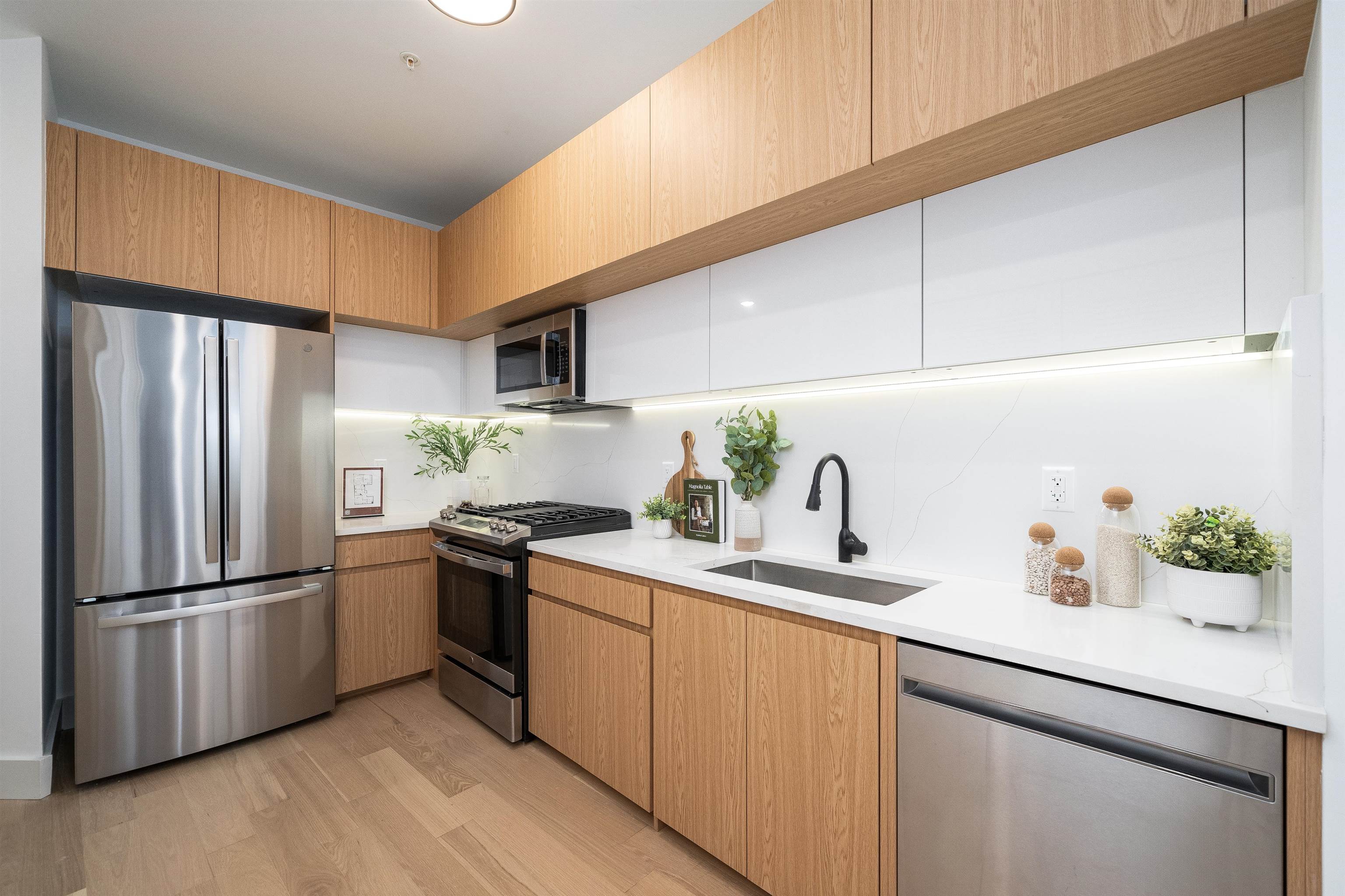 649 38TH ST Unit: 208