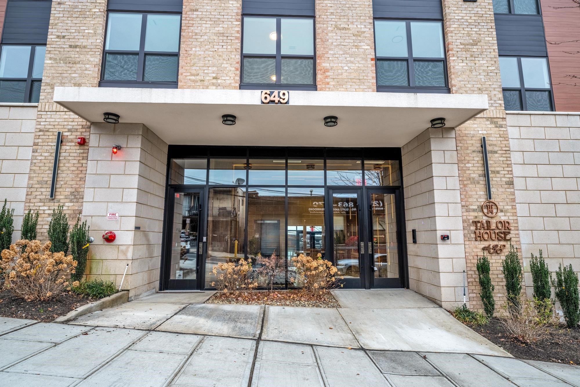 649 38TH ST Unit: 208