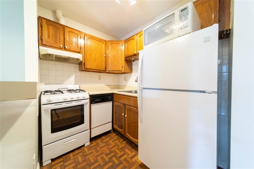 264 3RD ST Unit: 2L
