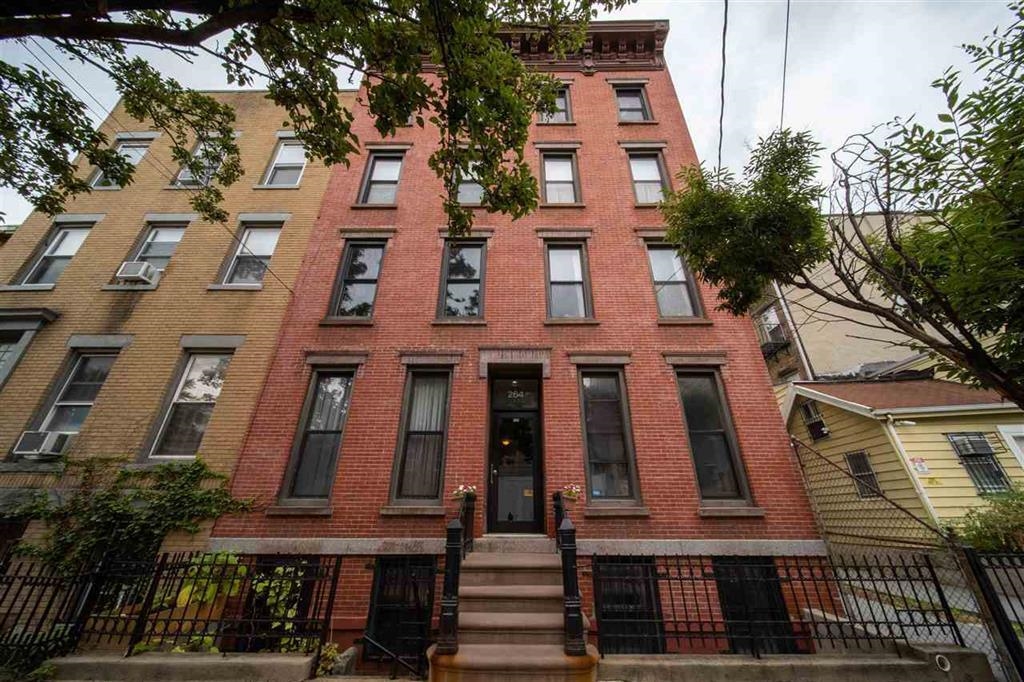 264 3RD ST Unit: 2L