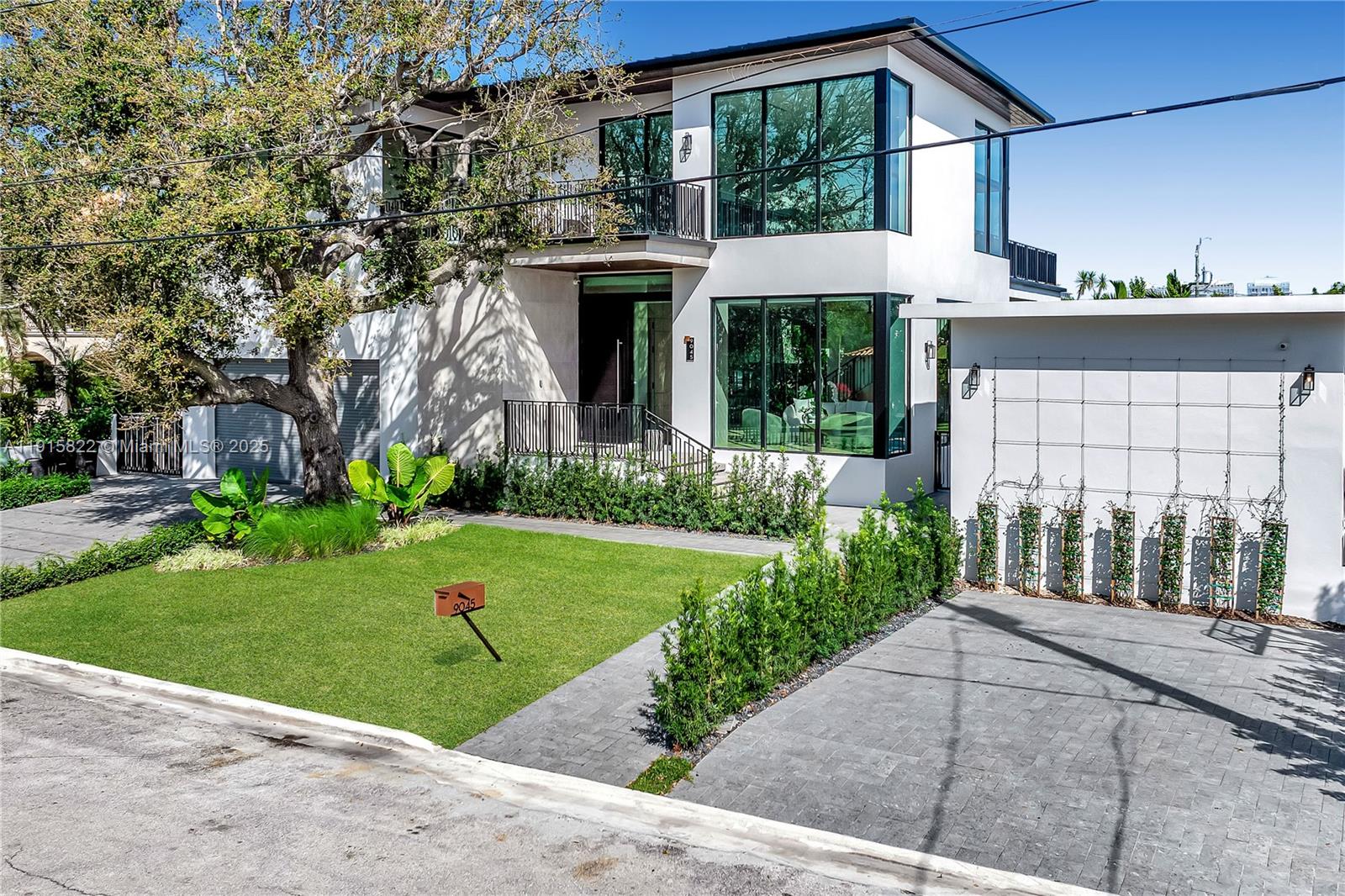 9045 Hawthorne Ave